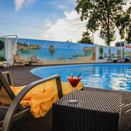 Ξενοδοχείο με διαμερίσματα Lagoa Hotel 4*